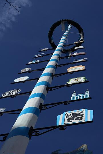 Im Zeichen der Löwen: Keine Frage, in welchem Stadtteil dieser Maibaum steht, oder?