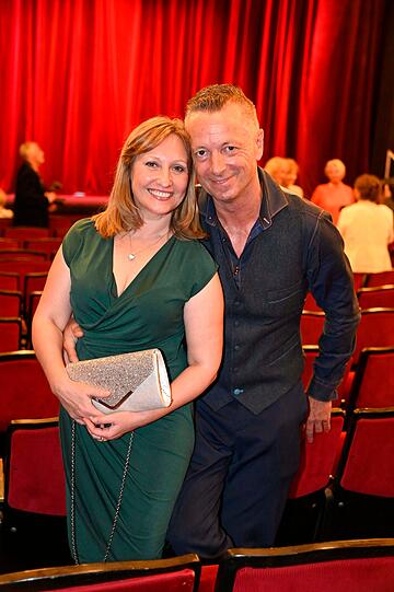 Gabrielle Odinis und Karl-Heinz Zacher bei der Premiere von "Bette und Joan" in der Komödie im Bayerischen Hof in München.