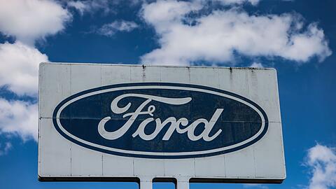 Ein Logo steht vor dem Ford Werk bei gutem Wetter - wirtschaftlich gesehen sind die Perspektiven des Ford-Autogeschäfts in Europa düster.