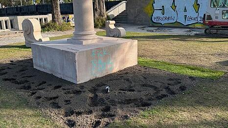 Sockel beschmiert, Beet zertrampelt: Hier soll das Kini-Denkmal entstehen.