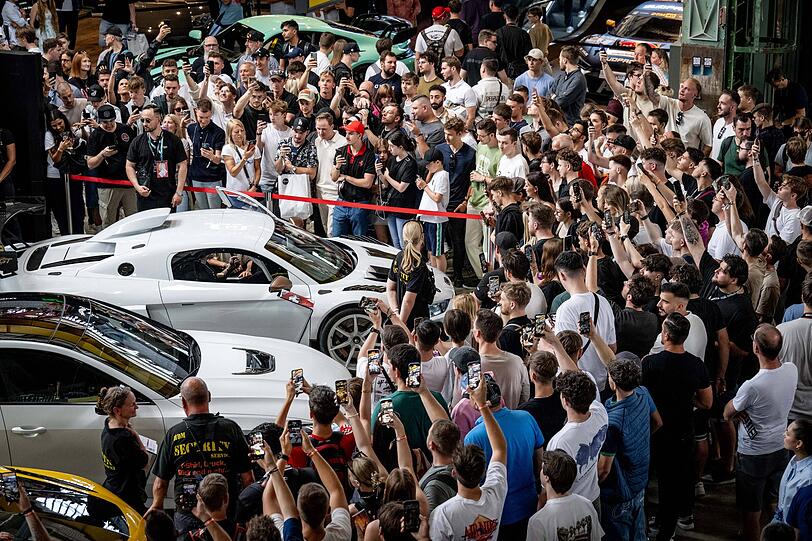 Luxus-Sportwagen ziehen viele Autofans an beim MYLE-Festival in der Motorworld in Freimann. Luxus-Sportwagen ziehen viele Autofans an beim MYLE-Festival in der Motorworld in Freimann.