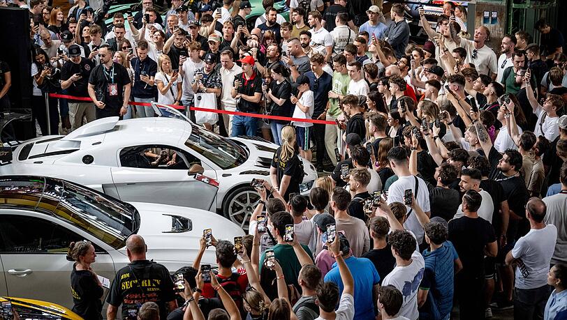 Luxus-Sportwagen ziehen viele Autofans an beim MYLE-Festival in der Motorworld in Freimann. Luxus-Sportwagen ziehen viele Autofans an beim MYLE-Festival in der Motorworld in Freimann.