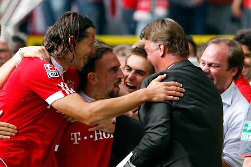 Kollektiver Freudentaumel: die Bayern beim Kamtersieg in Dortmund