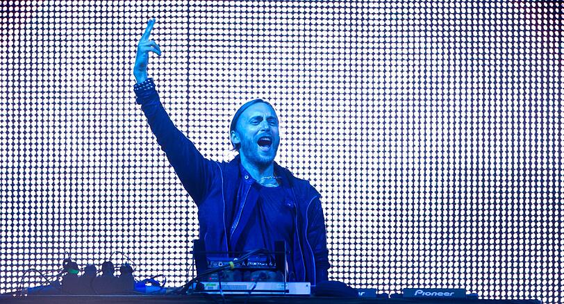 Es war für viele das Highlight des Event-Wochenendes in München. Star-DJ David Guetta legte am Königsplatz auf. Die Bilder vom München-Auftritt.