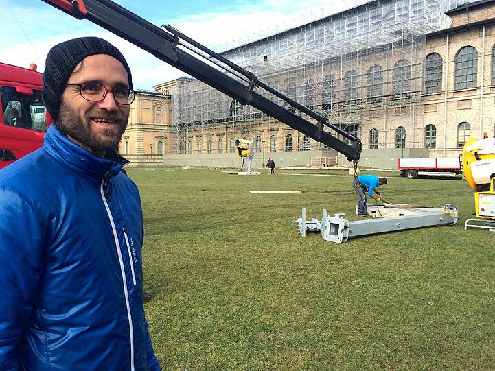 Der Künstler Philipp Messner beim Aufbau seiner Installation.