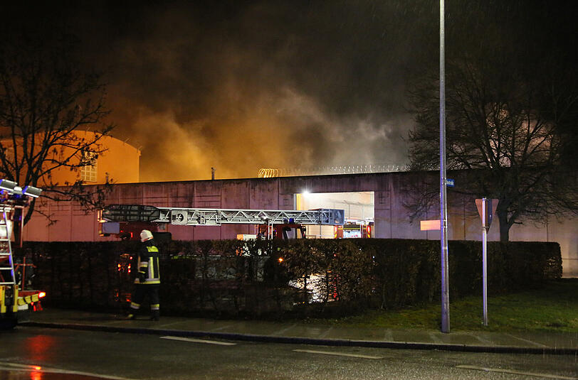 Bilder vom Einsatz der Feuerwehr beim Brand der JVA Mühldorf am Dienstagabend.