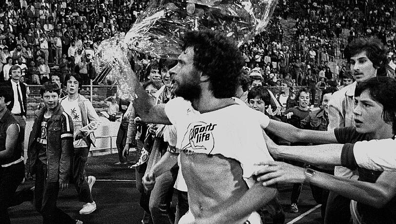 Mit zerfetztem Leiberl: Die Fans reißen Paul Breitner beim Abschied 1983 das Trikot vom Leib. Mit zerfetztem Leiberl: Die Fans reißen Paul Breitner beim Abschied 1983 das Trikot vom Leib.