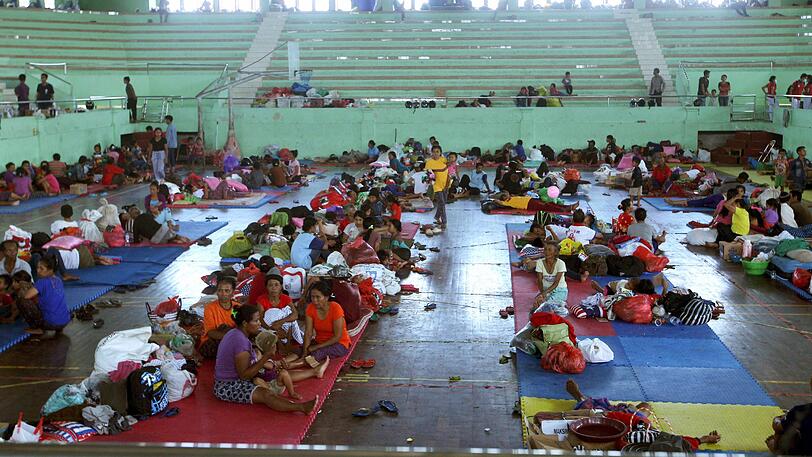 Menschen liegen in Klungkung auf Bali in einer Notunterkunft.