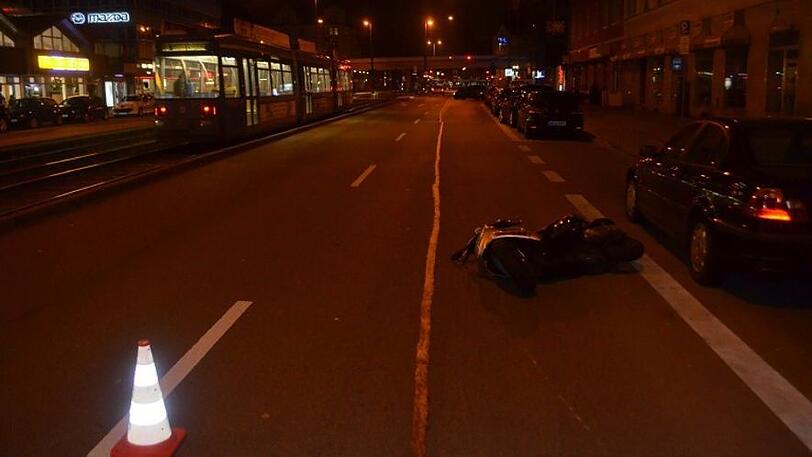 Bei dem Unfall auf der Landsberger Straße stürzte ein Rollerfahrer gegen ein parkendes Auto und verletzte sich dabei.