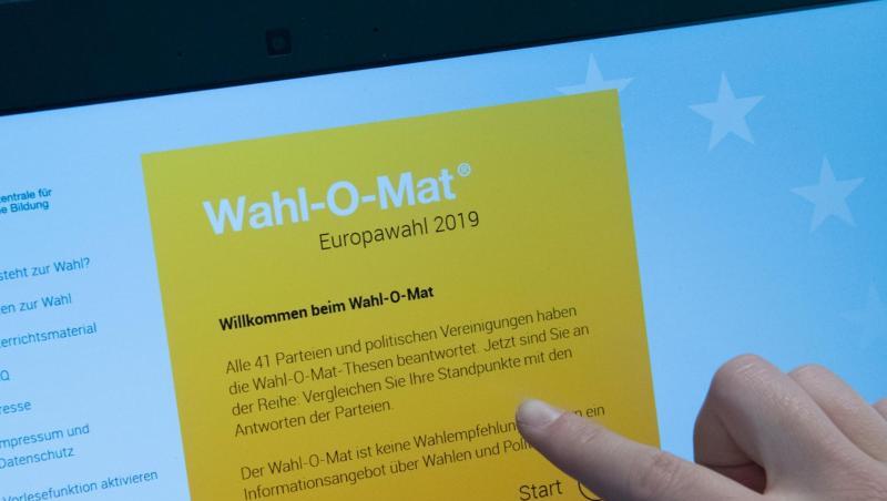 Die Partei Volt Deutschland hat erreicht, dass der Wahl-O-Mat zur Europawahl vorerst auf Eis gelegt werden muss. Die Partei Volt Deutschland hat erreicht, dass der Wahl-O-Mat zur Europawahl vorerst auf Eis gelegt werden muss.