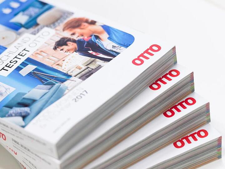 Otto-Kataloge liegen auf einem Tisch. Foto: Christophe Gateau
