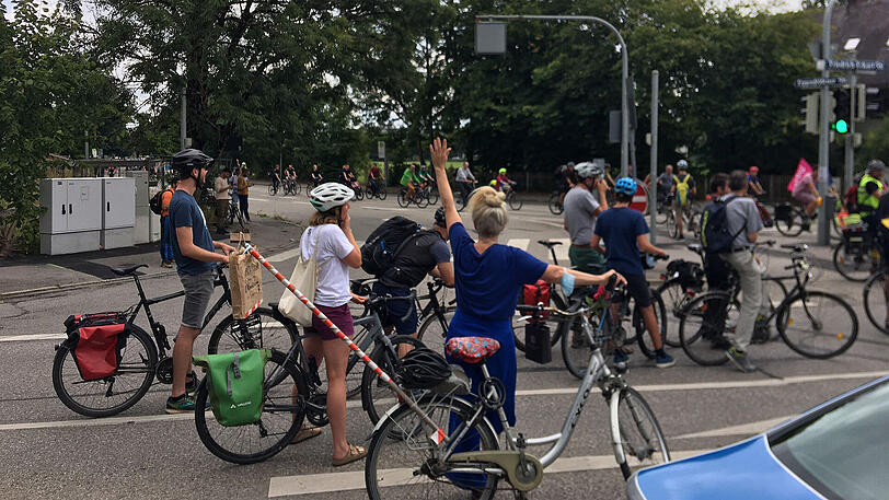 Die Teilnehmer zweier Radsternfahrt-Touren treffen aufeinander.