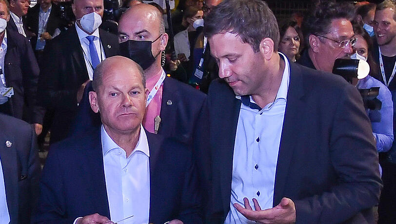 Currywurst-Doping für den Wohl-Bald-Kanzler und seinen Macher: SPD-Spitzenkandidat Olaf Scholz und Kampagnen-Chef Lars Klingbeil. Currywurst-Doping für den Wohl-Bald-Kanzler und seinen Macher: SPD-Spitzenkandidat Olaf Scholz und Kampagnen-Chef Lars Klingbeil.