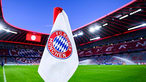 Das Logo des FC Bayern München ist auf der Eckfahne zu sehen.