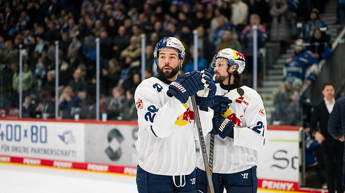 Die heftige Watschn von Schwenningen ist den EHC-Akteuren Andreas Eder (l.) und Nico Krämmer nach der Schlusssirene förmlich anzusehen.