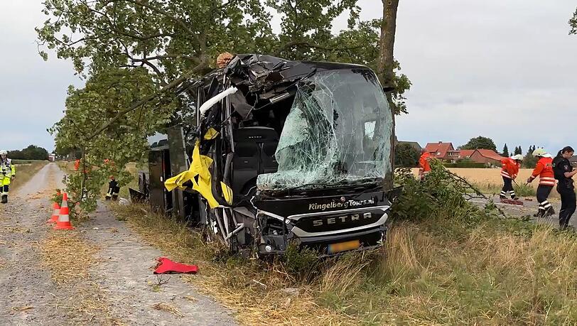 Reisebus-mit-Senioren-kommt-von-Stra-e-ab-sechs-Verletzte