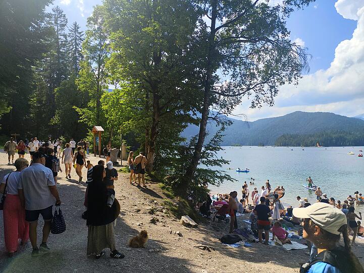 Andreas Neuner aus Grainau hat den Betrieb am Eibsee am Wochenende festgehalten.