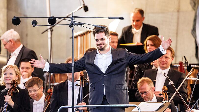 Shani mit seinem künftigen Orchester bei "Klassik am Odeonsplatz". (Archivbild)
