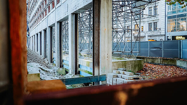 Blick auf die Baustelle von der Kapellenstraße aus: Baugerüste neben der Neuhauser Straße halten die Fassade des früheren Hettlage-Gebäudes. Blick auf die Baustelle von der Kapellenstraße aus: Baugerüste neben der Neuhauser Straße halten die Fassade des früheren Hettlage-Gebäudes.
