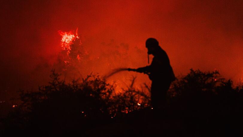 In der Region des Ortes Porto Germenos flammte das Feuer wieder auf. In der Region des Ortes Porto Germenos flammte das Feuer wieder auf.
