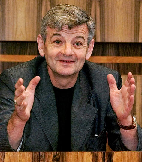 Höflich ist etwas anderes. Der spätere Bundesaußenminister Joschka Fischer schnauzte 1984 als junger Abgeordneter den Bundestagsvizepräsidenten Richard Stücklen an: "Mit Verlaub, Herr Präsident, Sie sind ein Arschloch!"