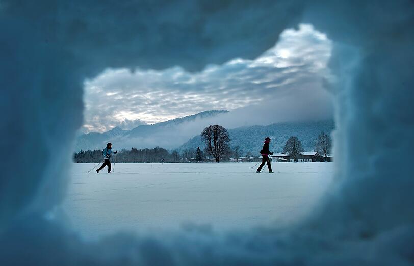 Schnee, Eis und zahlreiche Unfälle - die Bilder vom Wintereinbruch in Bayern