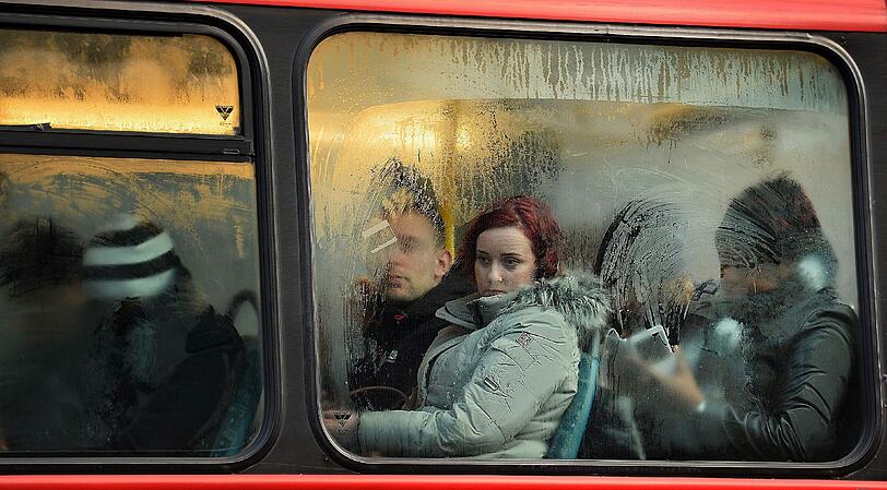 Wer einen Platz im Bus ergattert hat, muss sich auf stickige Luft und Körperkontakt zu vielen Mitreisenden gefasst machen. Die Bilder aus London.