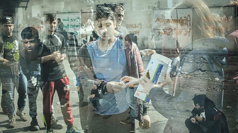Flüchtlinge aus Pakistan und Afghanistan sind auf dem Areal hinter dem Belgrader Hauptbahnhof untergebracht. Das Motiv ist Teil einer prämierten Serie.