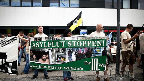 Marion B. (Mi.) bei einer rechten Kundgebung.