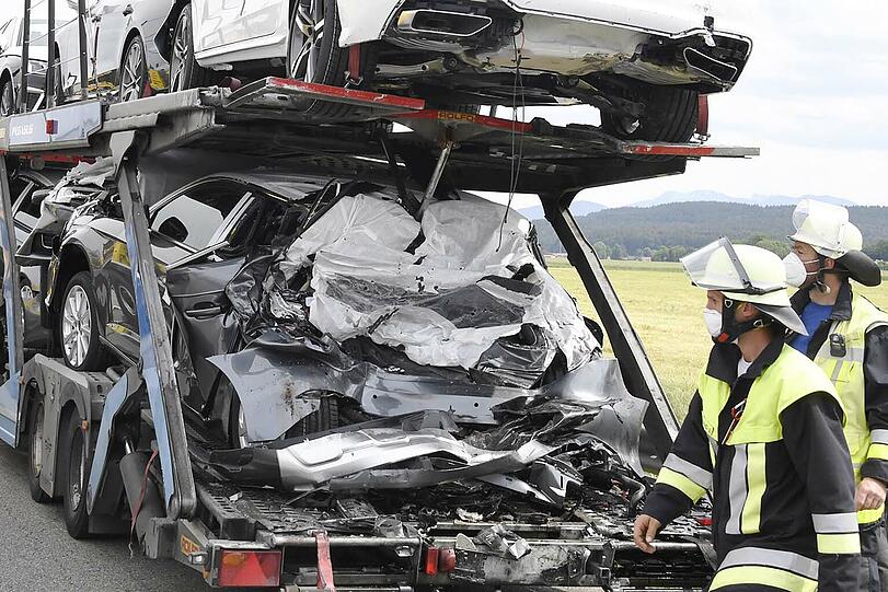 Die Bergungsarbeiten zogen sich in die Länge, weil letztlich neun Pkw (davon acht Neuwagen), ein Pkw-Anhänger, ein kompletter Sattelzug sowie ein Lkw-Anhänger abgeschleppt werden mussten. Zusätzlich luden die Einsatzkräfte noch reichlich Schotter um.