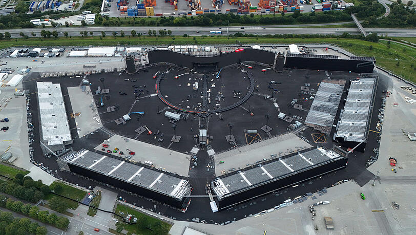 Die im Aufbau befindliche Open Air Arena für die Konzerte von Adele auf dem Gelände zwischen der Messe in Riem und der Passauer Autobahn.