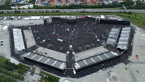 Die im Aufbau befindliche Open Air Arena für die Konzerte von Adele auf dem Gelände zwischen der Messe in Riem und der Passauer Autobahn.