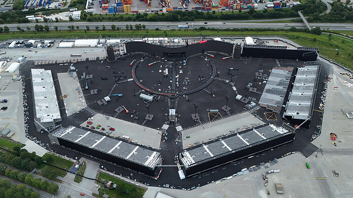 Die im Aufbau befindliche Open Air Arena für die Konzerte von Adele auf dem Gelände zwischen der Messe in Riem und der Passauer Autobahn.