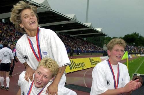 Sandra Smisek (oben), Madleen Wilder (l) und Kerstin Stegemann jubeln nach dem EM-Finale  gegen Schweden  im Jahre 2001