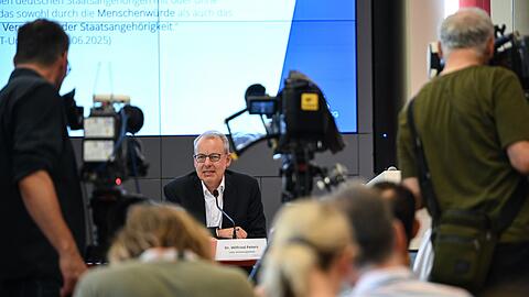 Verfassungsschutzchef Wilfried Peters nennt Gründe der Behörde zur Einstufung der AfD in Brandenburg als gesichert rechtsextremistisch.