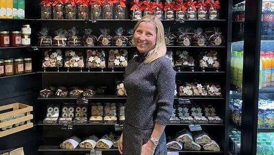 Sigrid Fellmann vor den weihnachtlichen Naschereien.