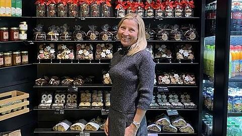 Sigrid Fellmann vor den weihnachtlichen Naschereien.