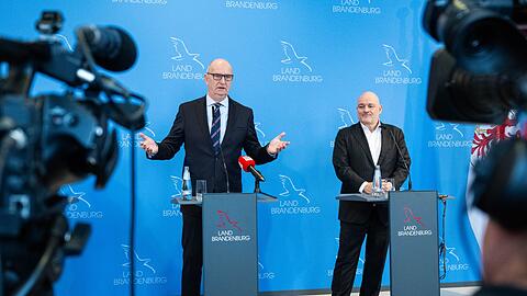 Brandenburgs Ministerpr&auml;sident Dietmar Woidke (SPD) hat die SPD/BSW-Koalition im Beisein von Vize-Regierungschef und Ex-BSW-Mitglied Robert Crumbach f&uuml;r beendet erkl&auml;rt.