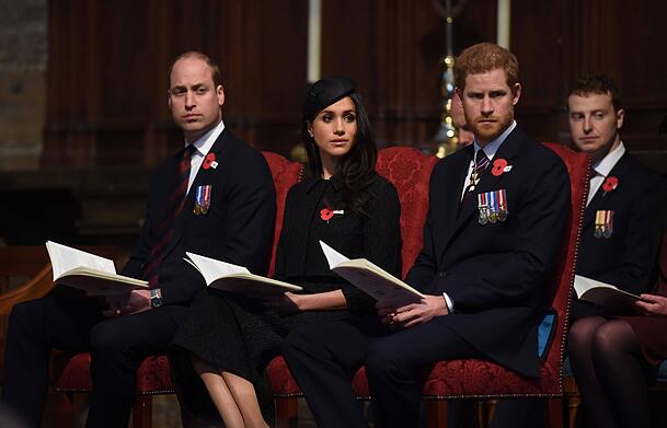 Prinz William (li.) hat Berichten zufolge seit Jahren nicht mit Meghan und Harry (re.) gesprochen. Wie er wohl &uuml;ber deren R&uuml;ckkehr denkt?