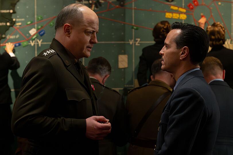 Der US-General und spätere Präsident Dwight D. Eisenhower (Brendan Fraser, links) setzt bei der Vorbereitung des D-Day auf die Hilfe des Meteorologen James Stagg (Andrew Scott). Der US-General und spätere Präsident Dwight D. Eisenhower (Brendan Fraser, links) setzt bei der Vorbereitung des D-Day auf die Hilfe des Meteorologen James Stagg (Andrew Scott).