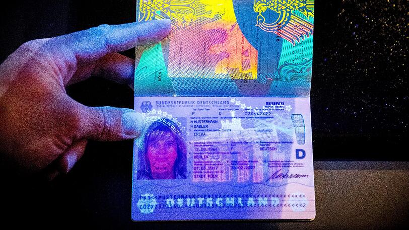 So sieht der neue Reisepass aus. Er ist mit zahlreichen Sicherheitsmerkmalen ausgerüstet.
