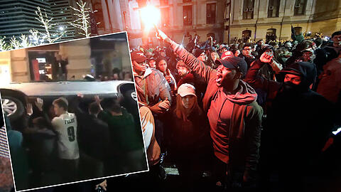 Eagles-Fans feiern in der Innenstadt von Philadelphia. Nach einiger Zeit eskalierte die Situation allerdings komplett.