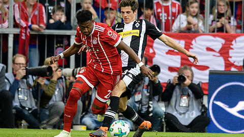 Bayern-Profi David Alaba (links) und der Gladbacher Jonas Hofmann im Zweikampf.