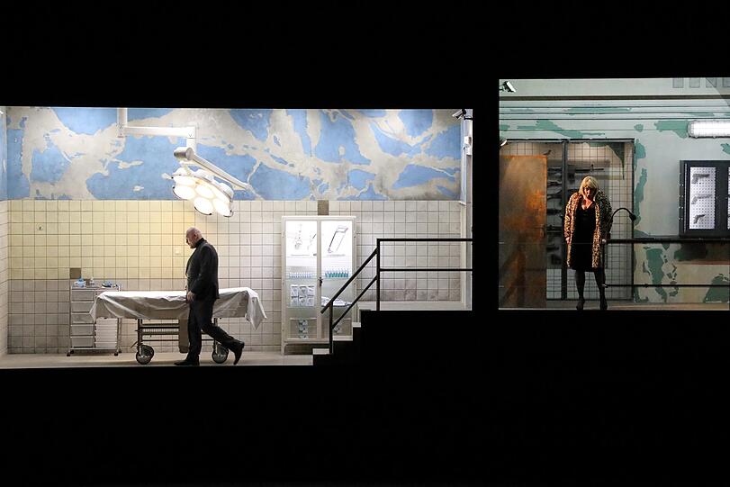 Geheimnisse hinter sieben Türen: John Lundgren und Nina Stemme in Béla Bartóks Einakter &bdquo;Herzog Blaubarts Burg&ldquo; in der Inszenierung von Katie Mitchell im Nationaltheater.
