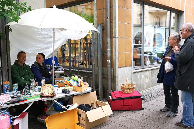Verkauf vor der Haustür unterm Regenschirm