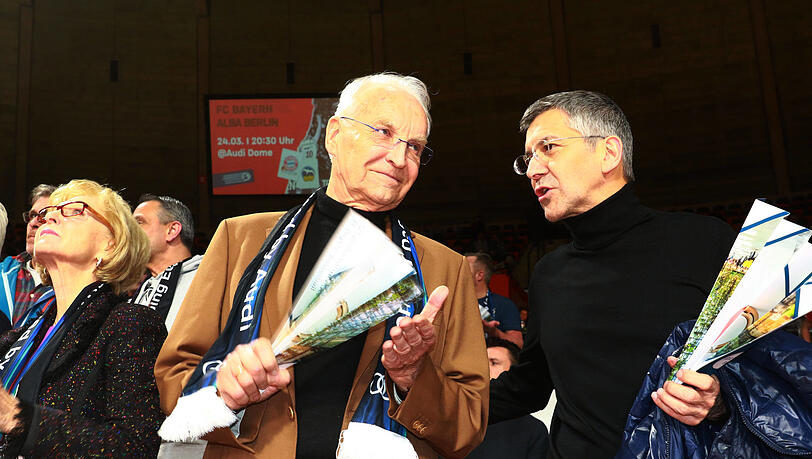 Stoiber (l.) hier im Gespräch mit Bayern-Präsident Herbert Hainer. Stoiber (l.) hier im Gespräch mit Bayern-Präsident Herbert Hainer.