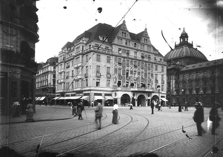 1913 sieht das Hotel Königshof noch vollkommen anders aus. Der Justizpalast daneben ist hingegen ein gewohnter Anblick.