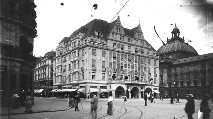 1913 sieht das Hotel Königshof noch vollkommen anders aus. Der Justizpalast daneben ist hingegen ein gewohnter Anblick.