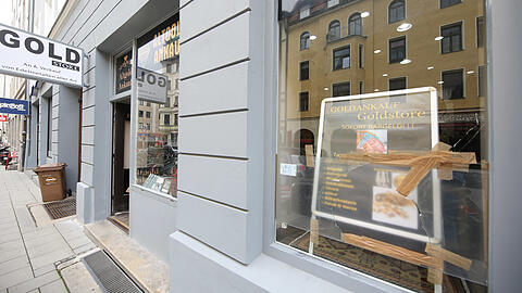 Die Inhaber des Ankaufs haben die Fensterscheibe notdürftig mit Klebeband und Plastikfolie repariert.