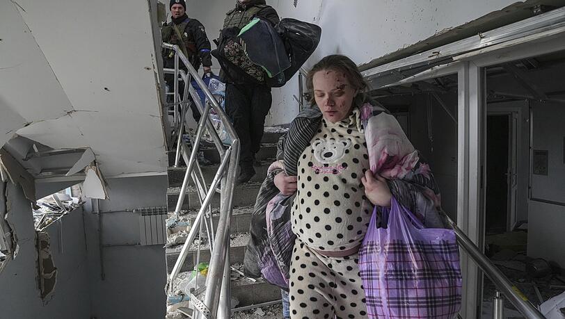 Dieses Bild ging um die Welt: Wischemirskaja flieht nach dem Beschuss aus dem Entbindungskrankenhaus in Mariupol. Dieses Bild ging um die Welt: Wischemirskaja flieht nach dem Beschuss aus dem Entbindungskrankenhaus in Mariupol.